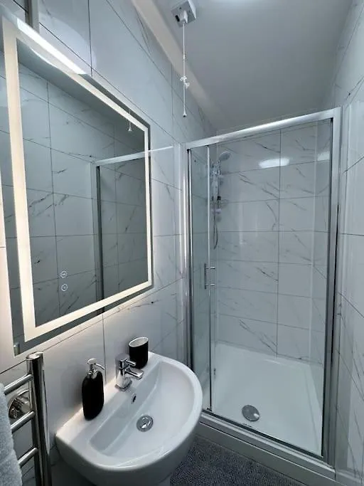 קארדיף Modern City Centre 3 Bedroom Flat - Free Parking 0*,  בריטניה