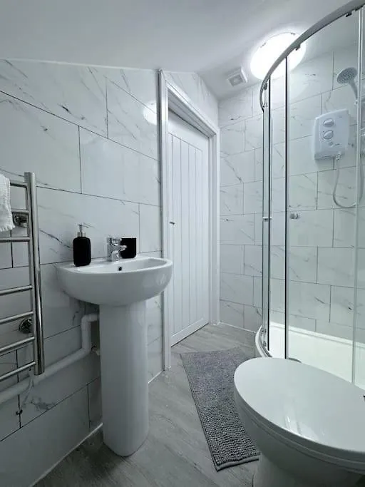 קארדיף Modern City Centre 3 Bedroom Flat - Free Parking 0*,