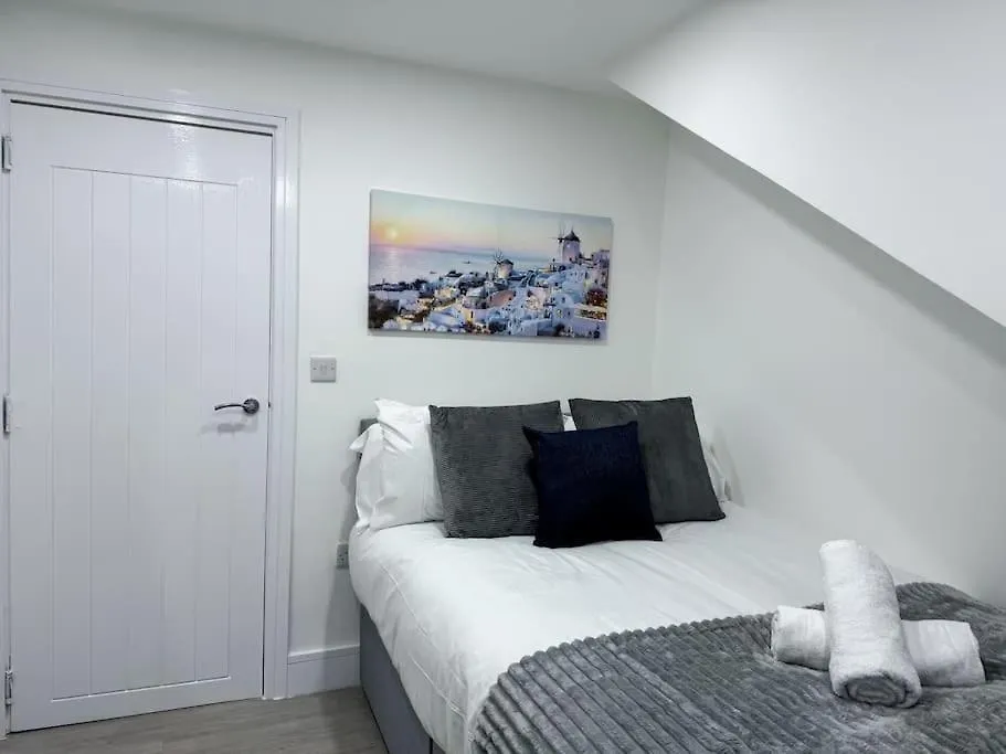קארדיף Modern City Centre 3 Bedroom Flat - Free Parking 0*,