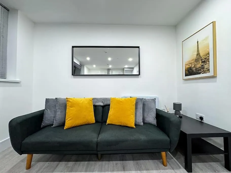 Modern City Centre 3 Bedroom Flat - Free Parking Cardiff